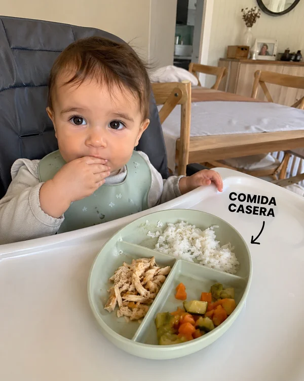 Bebé comiendo un plato preparado en casa